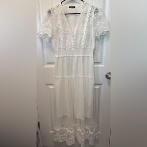 Hekka Elegant White Lace Dress with V-neck and 4 buttons. Size Medium.